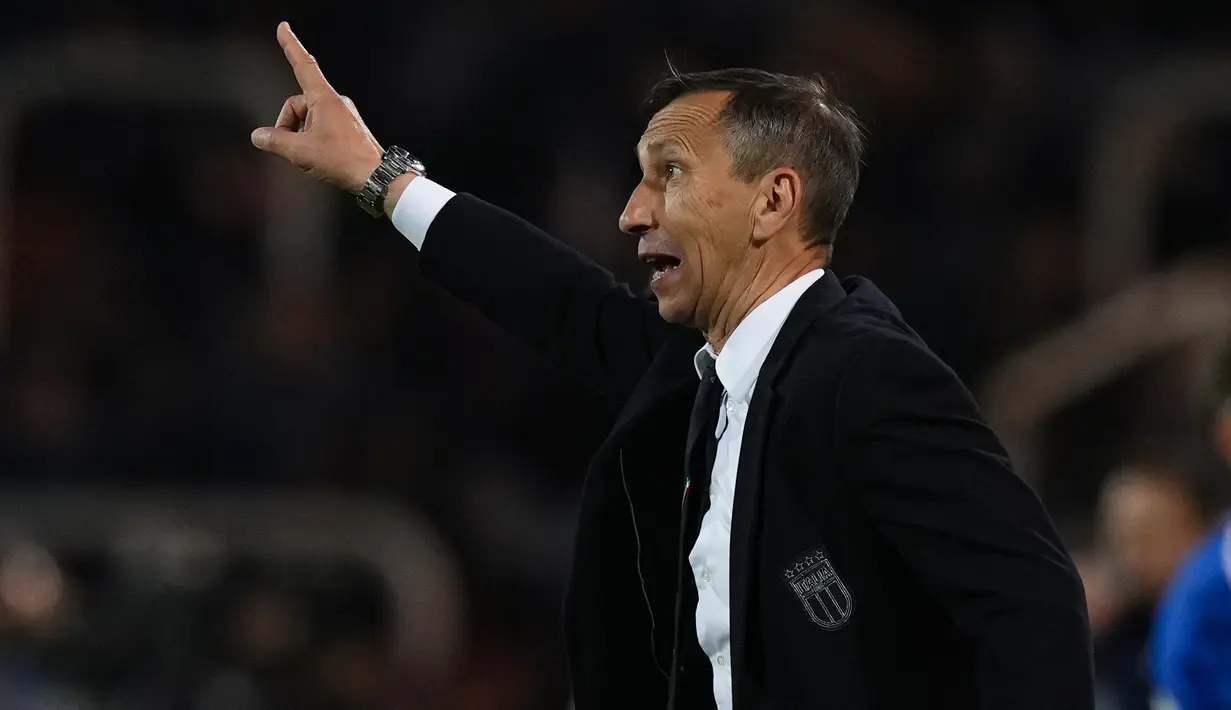 Pelatih Timnas Italia U-20, Carmine Nunziata memberi instruksi kepada para pemainnya saat menghadapi Brasil pada laga Grup D Piala Dunia U-20 2023 di Malvinas Argentinas Stadium, Mendoza, Argentina, Minggu (21/5/2023). (AP Photo/Natacha Pisarenko)