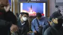 Layar televisi memperlihatkan peluncuran rudal Korea Utara saat program berita di Stasiun Kereta Api Seoul, Seoul, Korea Selatan, Sabtu (21/3/2020). Korea Utara hingga saat ini belum melaporkan kasus virus corona COVID-19. (AP Photo/Ahn Young-joon)