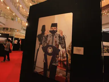 Sebuah foto Presiden Joko Widodo saat memakai masker terlihat dalam pameran foto jurnalistik Indonesia Tangguh Indonesia Tumbuh, di Mal Central Park, Jakarta Barat, kamis (12/8/2021). Pameran foto tersebut menampikan penanganan pandemi Covid-19 di Indonesia. (Liputan6.com/Angga Yuniar)