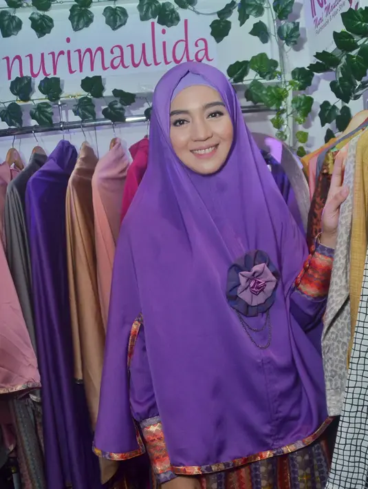 Selain Zaskia, ada juga selebriti yang sekarang fokus menjalani usaha busana muslim, Nuri Maulida. Dua tahun sudah suami pengusaha dan anggota DPRD Lampung, Pandu Kesuma Dewanngsa ini menjalani usaha. (Adrian Putra/Bintang.com)