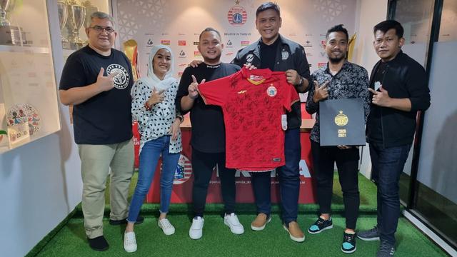 Lelang jersey Persija Jakarta untuk korban erupsi Gunung Semeru.