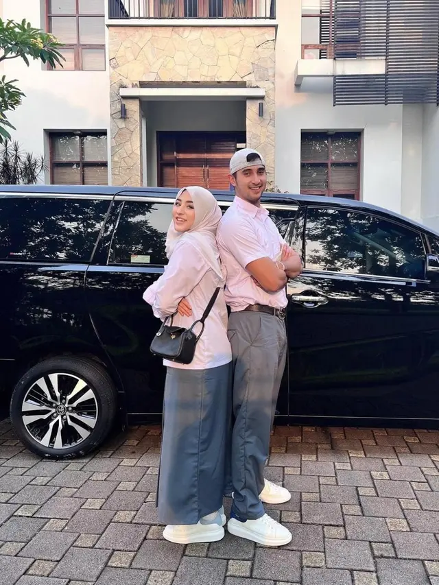 Gunakan seragam putih abu, Ali Syakieb dan Margin Wieheerm baik anak SMA yang sedang pacaran