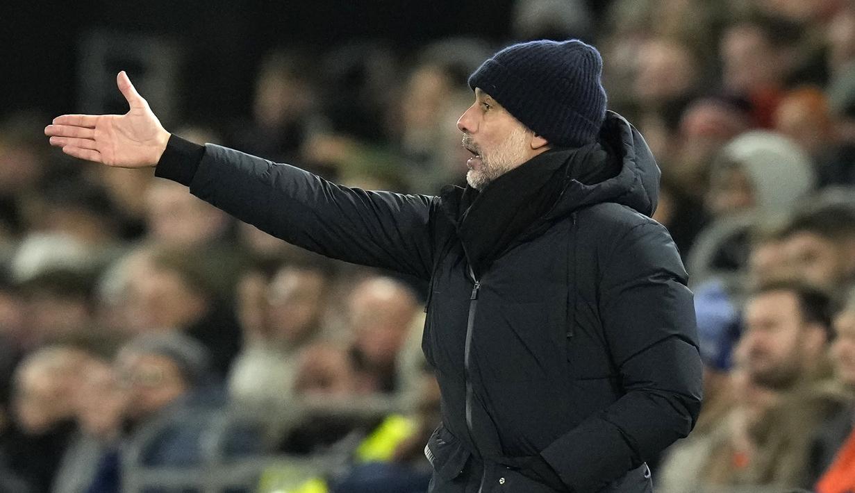 Pelatih Manchester City, Pep Guardiola memberi instruksi kepada pemainnya saat menghadapi Luton Town pada laga putaran kelima Piala FA 2023/2024 di Kenilworth Road Stadium, Luton, Selasa (27/2/2024). (AP Photo/Alastair Grant)