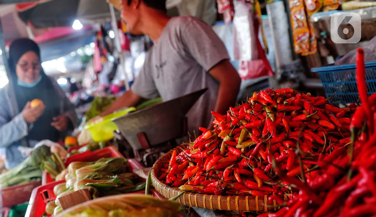 Cabai rawit dijual di Pasar Kebayoran, Jakarta, Selasa (7/3/2023). Harga cabai rawit merah di DKI Jakarta terpantau naik sudah menembus Rp 100 ribu per kilogram. (Liputan6.com/Angga Yuniar)