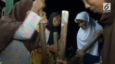 Di Gunungkidul, warga menggelar Gejog Lesung sebagai upaya mengusir sosok raksasa.