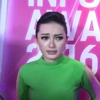 Zaskia Gotik mengalami insiden kecil yang terjadi di atas panggung Infotaiment Awards 2016 saat dirinya berduet dengan Cemen. Menggunakan baju yang terlalu ketat, resleting belakang Zaskia Gotik pun melorot.