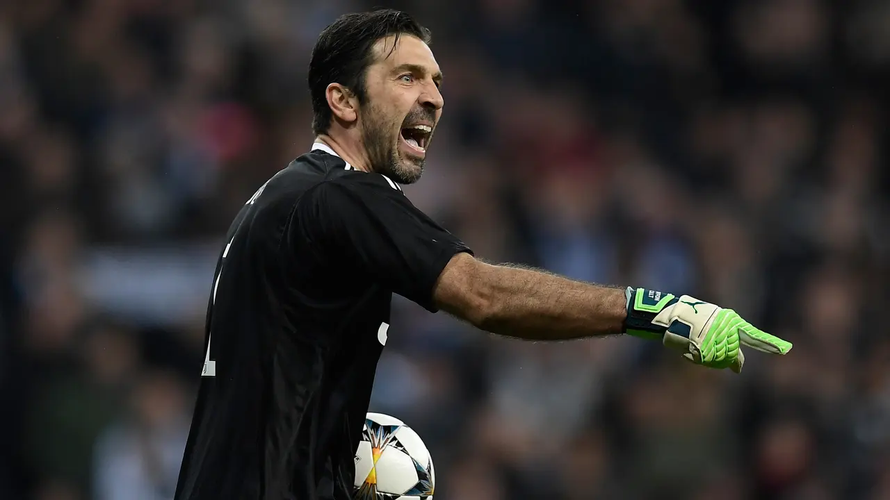 Gianlugi Buffon Semprot Wasit Michael Oliver