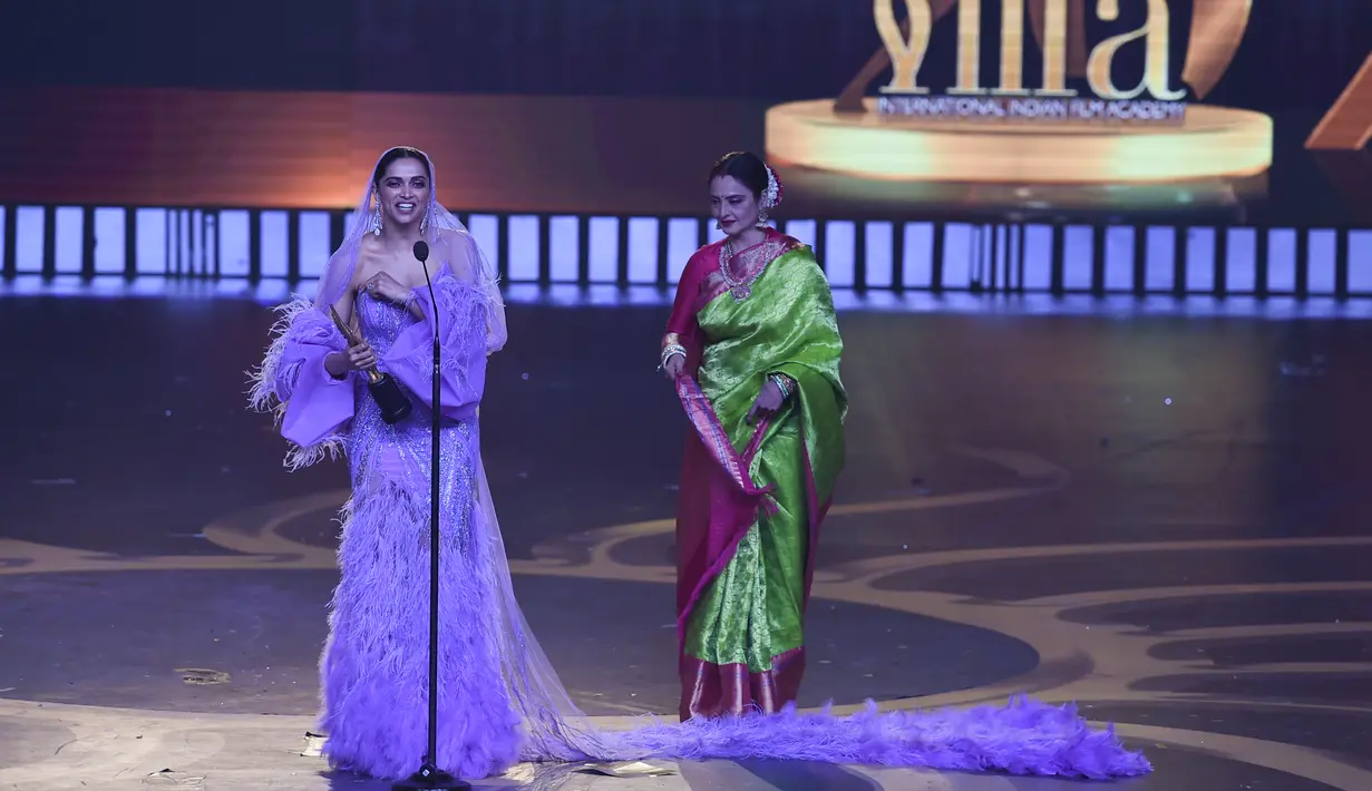 Aktris Bollywood Deepika Padukone (kiri) memberi keterangan setelah menerima penghargaan Aktris Terbaik dalam 20 Tahun Terakhir dari aktris Rekha selama ajang International Indian Film Academy (IIFA) ke-20 di Mumbai, India (19/9/2019). (AFP  Photo/Indranil Mukherjee)