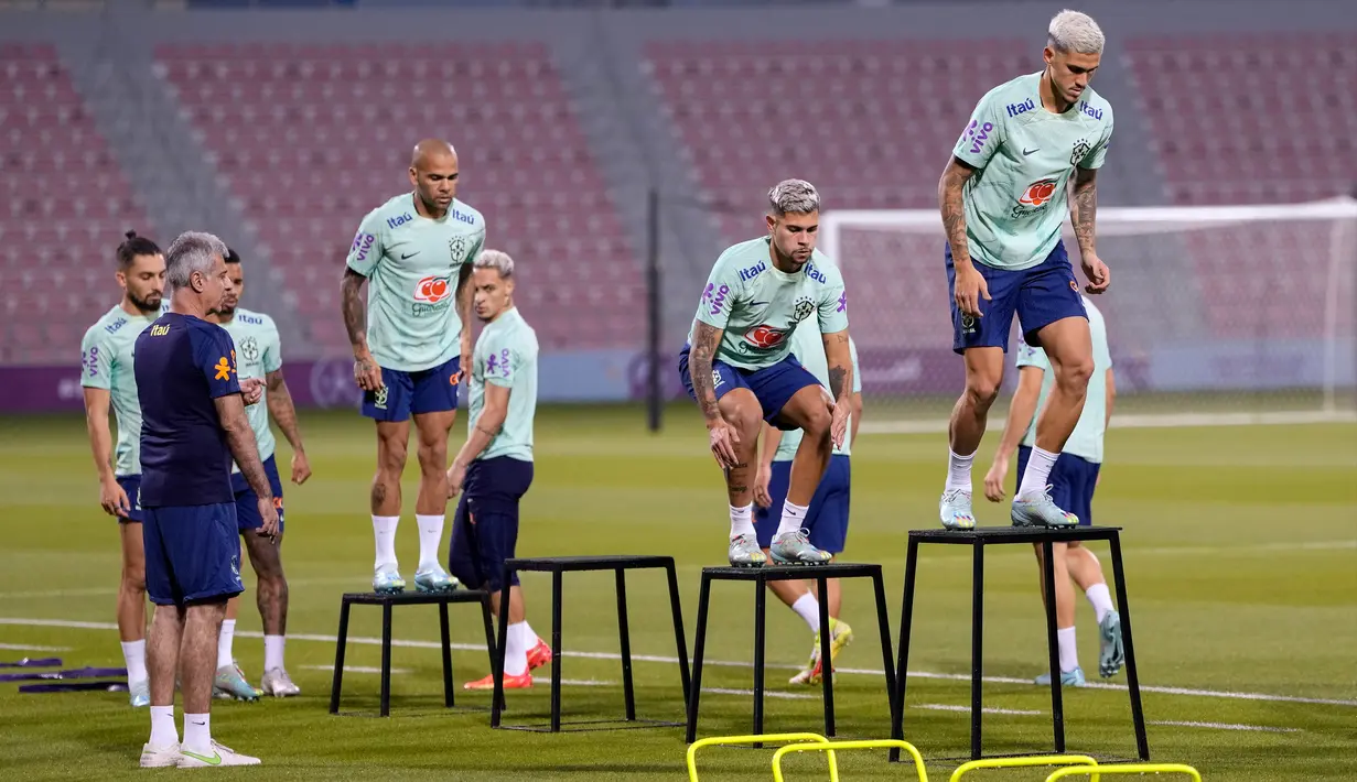 Para pemain Brasil berolahraga saat sesi latihan di Stadion Grand Hamad, Doha, Qatar, 29 November 2022. Brasil akan menghadapi Kamerun dalam pertandingan sepak bola Grup G Piala Dunia 2022 pada 2 Desember. (AP Photo/Andre Penner)