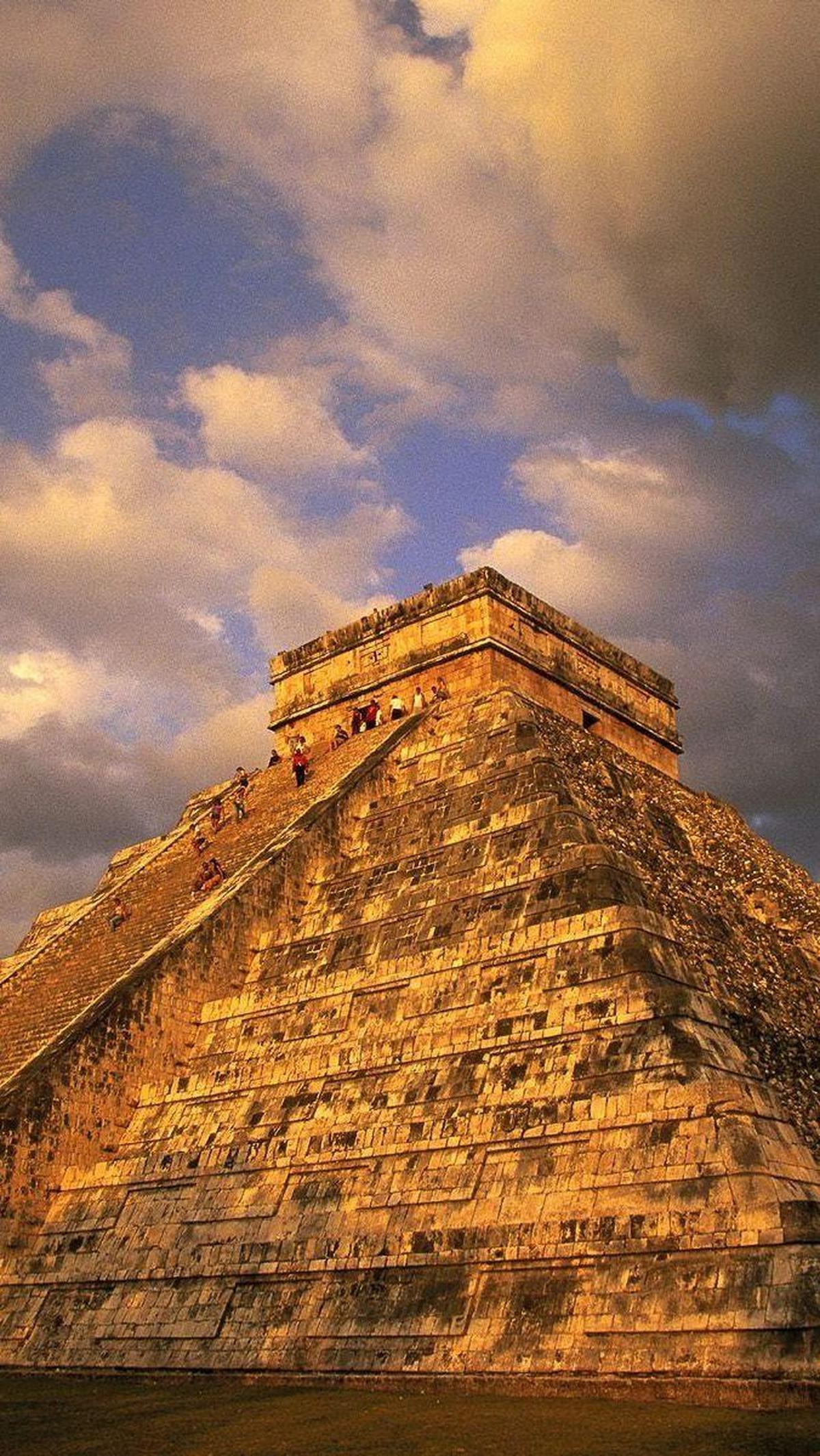 Sebagai contoh, piramida "El Castillo" di situs Chichen Itza di Semenanjung Yucatan, di dalamnya berisi sebuah piramida. Jadi ada piramida di dalam piramida.