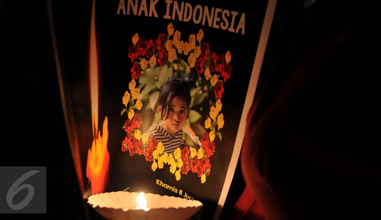 Aksi 1000 lilin untuk Angeline di Bundaran HI, Jakarta, Kamis (11/6/2015). Mereka mendoakan Angeline agar mendapat kedamaian di sisi Tuhan. (Liputan6.com/Johan Tallo)