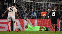 Striker Manchester United Marcus Rashford (kiri) sukses mengeksekusi penalti pada laga Liga Champions melawan Paris Saint-Germain di Parc des Princes, Kamis (7/3/2019) dini hari WIB. (AFP/Frank Fife)