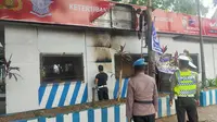 Pos Pelayanan Lalu Lintas 704 yang berada di pertigaan Jalan AP Pettarani dan Jalan Urip Sumoharjo, Makassar dilempari bom molotov oleh orang tak dikenal pada Minggu. (Foto: Liputan6.com/Fauzan)