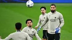 Kiper Paris Saint-Germain (PSG) #99 Gianluigi Donnarumma (kanan) mengambil bagian dalam sesi latihan bersama rekan satu timnya menjelang lanjutan Liga Champions di stadion San Siro di Milan, Senin (6/11/2023). (GABRIEL BOUYS / AFP)