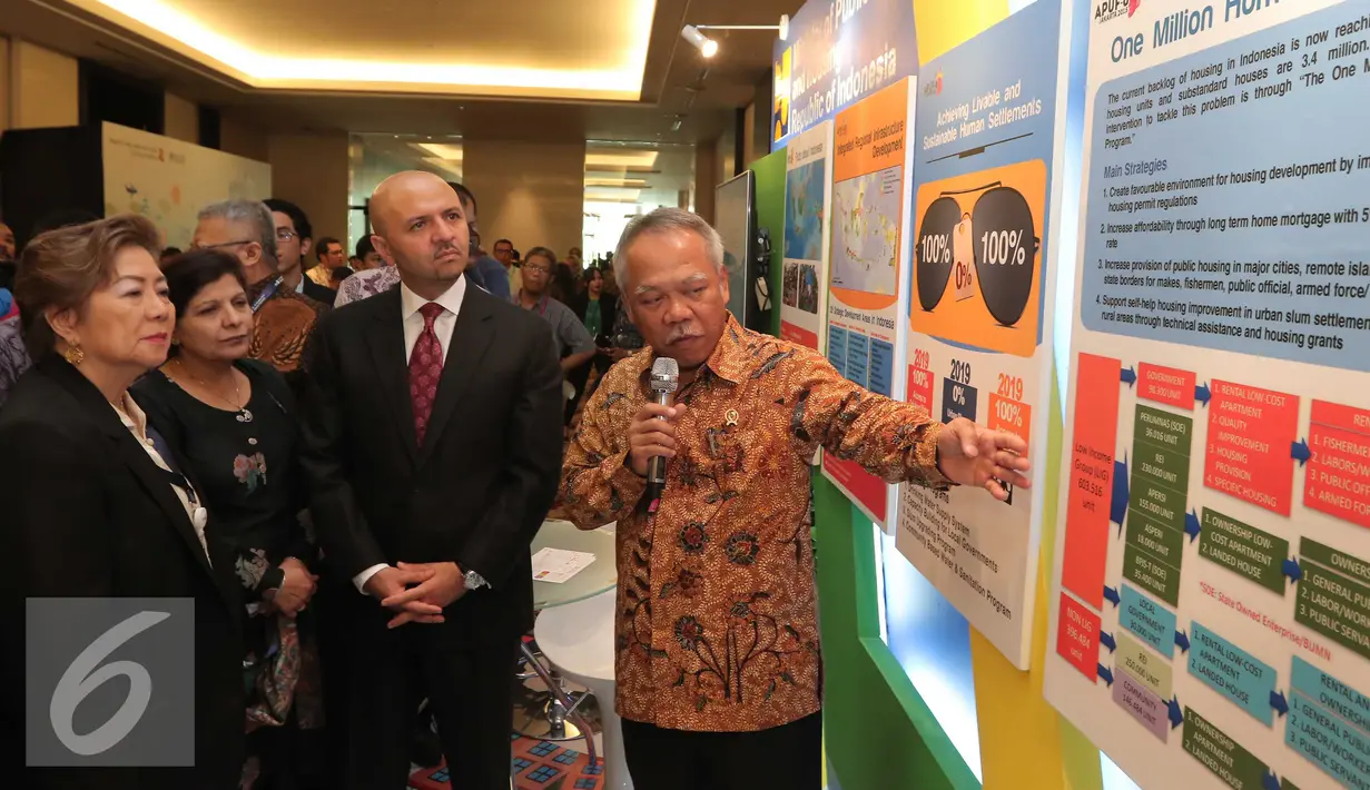 Menteri PUPR, Basuki Hadimuljono (kanan) memberikan penjelasan kepada Menteri Pengembangan Perkotaan Afghanistan Sayed Sadat Mansor Naderi saat menghadiri Asia Pasifik Urban Forum (APUF) ke-6 di Jakarta, Senin (19/10/2015). (Liputan6.com/Angga Yuniar)