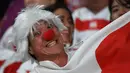 Seorang fans mengenakan rambut dan hidung palsu tersenyum sebelum pertandingan antara Rusia dan Jepang pada pembukaan Rugby World Cup Pool A  di Stadion Tokyo (20/9/201). Rugby World Cup diselenggarakan dari 20 September hingga 2 November 2019. (AFP Photo/Toshifumi Kitamura)