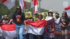Masyarakat berjalan kaki saat akan menghadiri Rembuk Nasional Aktivis 98 di Gedung JIExpo, Kemayoran, Jakarta, Sabtu (7/7). Rembuk dihadiri kurang lebih 50 ribu peserta dan perwakilan aktivis 98 dari 29 provinsi. (Merdeka.com/Imam Buhori)