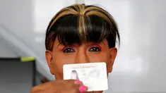 Aktivis transgender Pamela Valenzuela memperlihatkan kartu identitas barunya yang diakui di La Paz, Bolivia, Kamis (8/9). Pamela menjadi transgender pertama yang mendapatkan KTP khusus di Bolivia. (REUTERS/David Mercado)