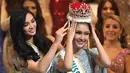 Kontestan asal Indonesia, Kevin Lilliana saat menerima mahkota Miss International 2017 dari Miss International 2016, Kylie Verzosa dari Filipina selama final Miss International Beauty Pageant di Tokyo, Jepang (14/11). (AFP Photo/Toshifumi Kitamura)