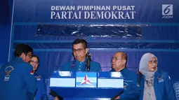 Sekjen Partai Demokrat, Hinca IP Pandjaitan XIII (tengah) bersiap membacakan surat dari Susilo Bambang Yudhoyono (SBY), Jakarta, Kamis, (28/2). SBY berpesan agar para kader tetap solid dalam menghadapi Pemilu 2019. (Liputan6.com/Helmi Fithriansyah)