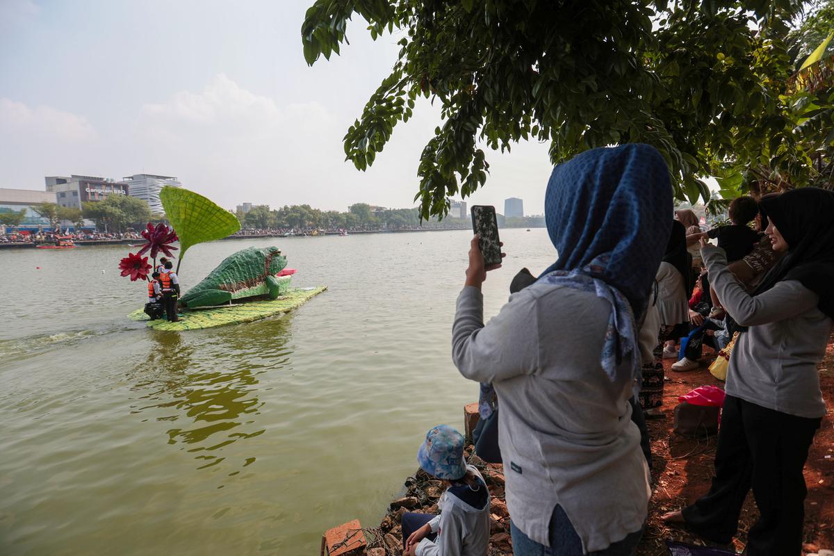 Kreasi Pasukan Oranye Sulap Sampah Plastik Jadi Perahu Unik