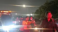 Penumpang bus TransJakarta dari arah Semanggi menuju Slipi di Jakarta Barat terpaksa turun ditengah jalan imbas macet parah pada Rabu malam 24 September 2025. (Antara)