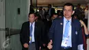 Ketua Dewan Kehormatan PSSI, Agum Gumelar (kiri) bersama Plt Ketua Umum PSSI, Hinca Pandjaitan bersiap mengikuti pembukaan KLB PSSI di Jakarta, Rabu (3/8). Kongres untuk menetapkan enam agenda pada KLB PSSI mendatang. (Liputan6.com/Helmi Fithriansyah)