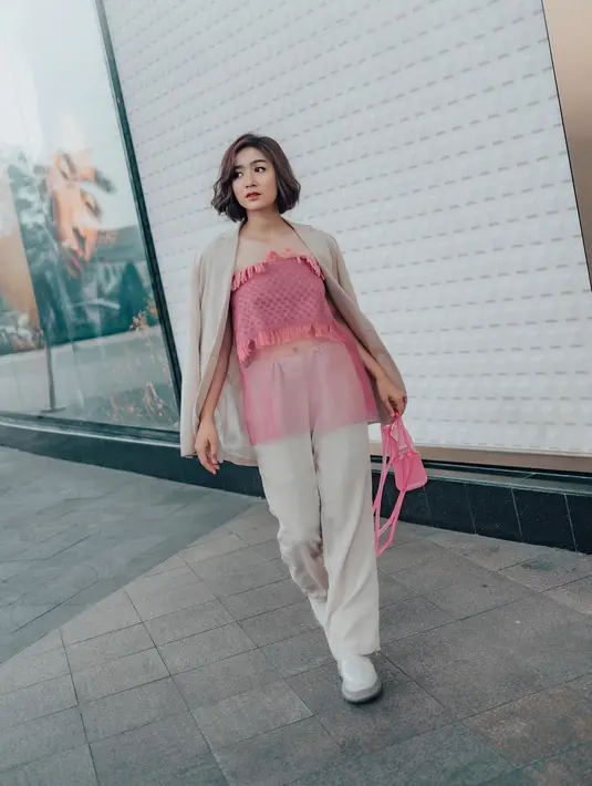 Selain inner berwarna pink, Febby juga mengenakan blazer sebagai outter [Instagram/febbyrastanty]
