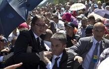 Datang ke makam korban muslim Bosnia, PM Serbia dilempari batu