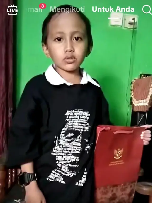 Potret anak kecil yang bajunya dirampas ibu-ibu