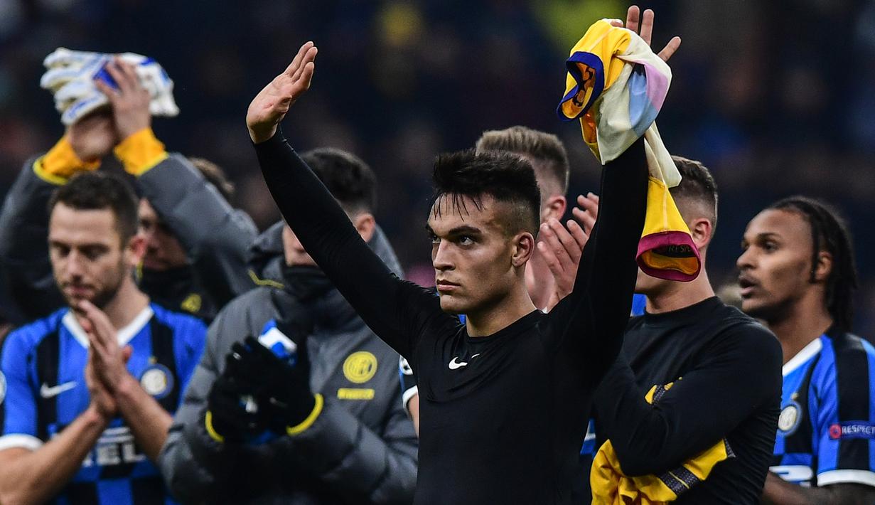 Striker Inter Milan, Lautaro Martinez, menyapa suporter usai dikalahkan Barcelona pada laga Liga Champions di Stadion San Siro, Milan, Selasa (10/12). Inter kalah 1-2 dari Barcelona. (AFP/Miguel Medina)