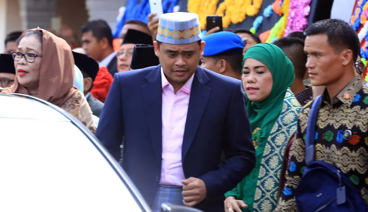 Kali ini Kahiyang dan Bobby menjalani adat Mandailing, di mana saat pemberian marga harus dilakukan dengan pertemuan keluarga besar keduanya dan dihadiri para Raja Tapanuli Selatan. (Deki Prayoga/Bintang.com)