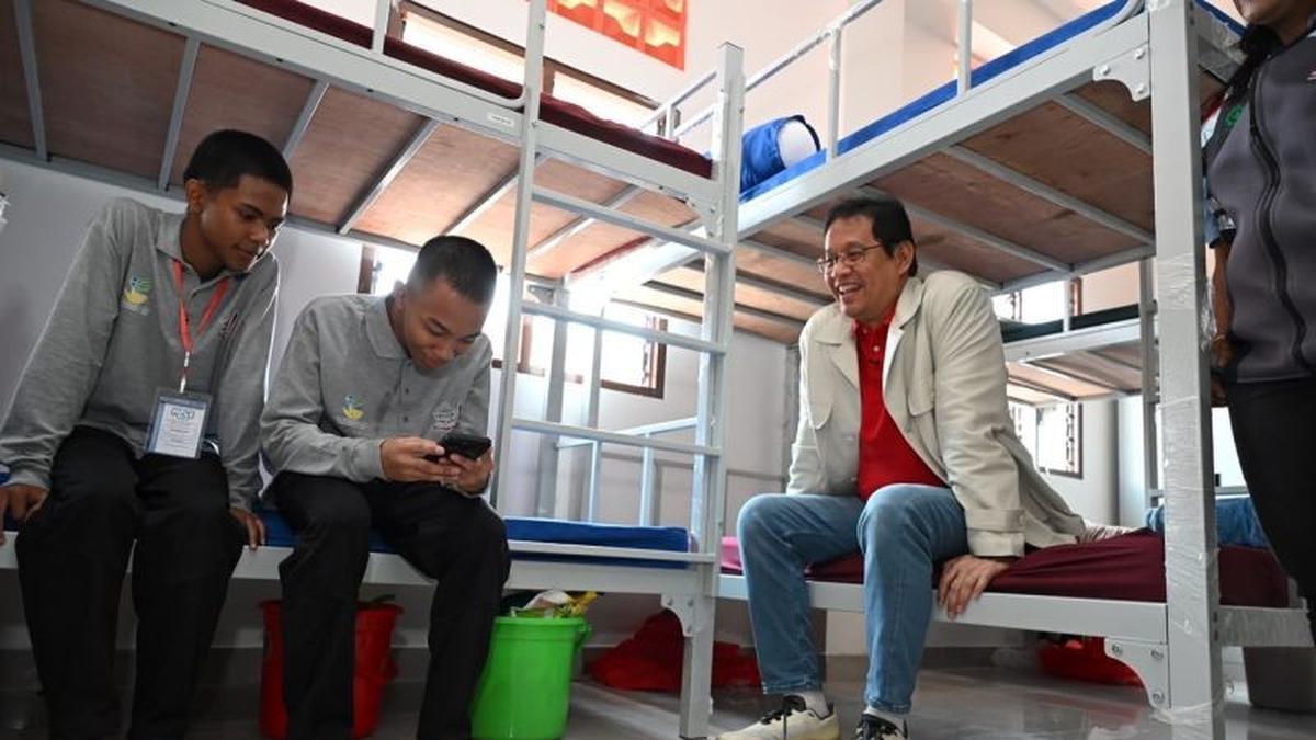 Menkeu Purbaya Yudhi Sadewa Pastikan Kesiapan Sekolah Rakyat di Surabaya - merdeka.com