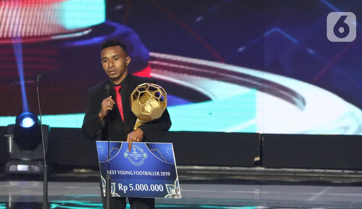 Pemain Persipura, Todd Rivaldo Ferre memberi pernyataan usai terpilih sebagai Best Young Footballer 2019 pada Indonesian Soccer Award 2019 di Studio 6 Indosiar, Jakarta, Jumat (10/1/2020). 16 penghargaan diberikan pada acara ini. (Liputan6.com/Helmi Fithriansyah)
