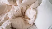 Mengatasi Bed Cover yang Cepat Bau Apek, 7 Cara Ilmiah Terbukti Jaga Kesegaran Kamar Tidur