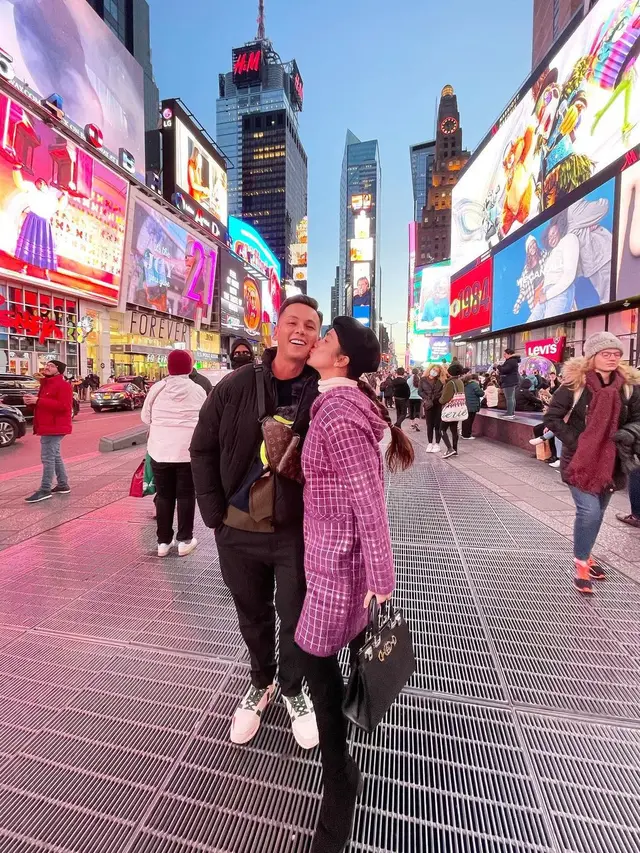 Tanpa Anak-Anak, Ini 6 Momen Ussy Sulistiawaty dan Andhika Pratama Liburan di Amerika