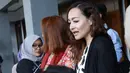 Dewi Rezer didampingi kuasa hukumnya, Merly Aprilita datang di Pengadilan sekitar pukul 13.00 WIB. Berbalut busana dress putih bermotif hitam. (Galih W. Satria/Bintang.com)