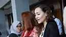 Dewi Rezer didampingi kuasa hukumnya, Merly Aprilita datang di Pengadilan sekitar pukul 13.00 WIB. Berbalut busana dress putih bermotif hitam. (Galih W. Satria/Bintang.com)