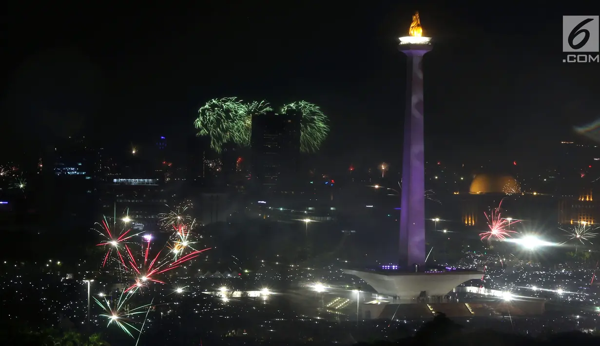 Kembang api menyala menyambut pergantian tahun 2018 ke 2019 di kawasan Monumen Nasional, Jakarta, Selasa (1/1). Ribuan orang merayakan malam pergantian tahun di halaman Monumen Nasional, Jakarta. (Liputan6.com/Helmi Fithriansyah)