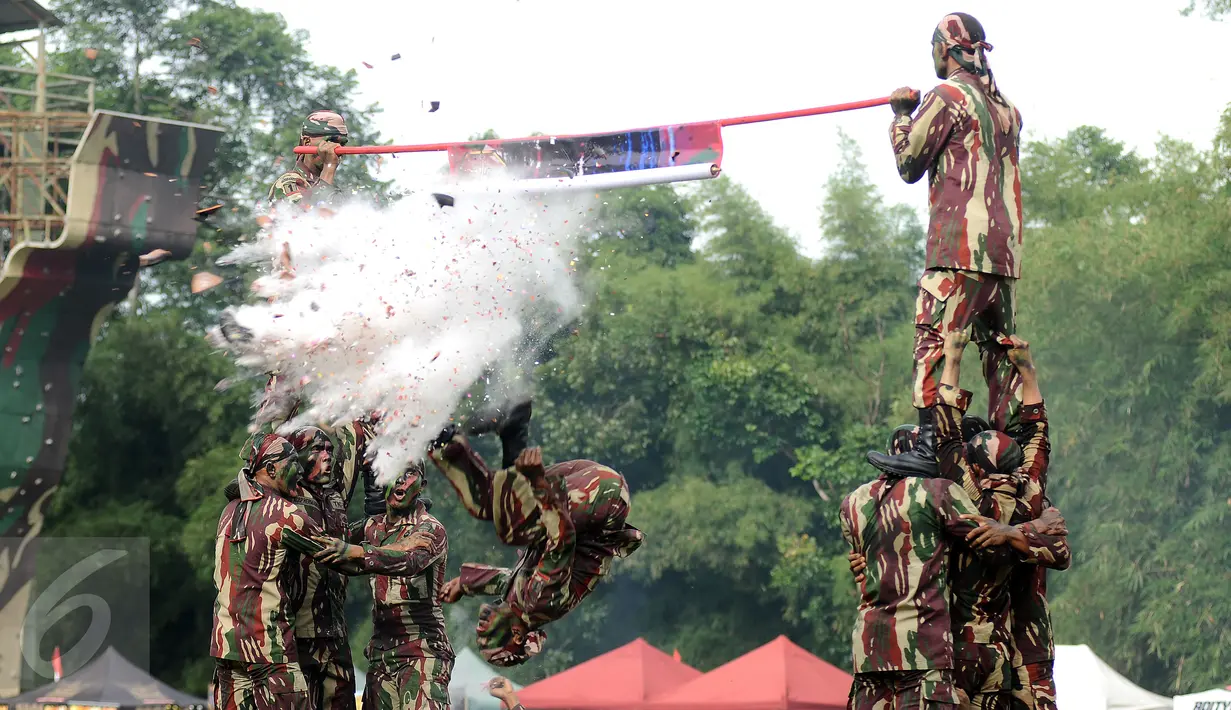 Atraksi kemampuan bela diri pasukan memeriahkan pembukaan Komando Trail Adventure (Kotra) 2 di Yon 14 Grup 1 Kopassus, Bogor, Jawa Barat, Sabtu (8/4). Acara ini dibuka langsung Danjen Kopassus Mayjen TNI Madsuni. (Liputan6.com/Helmi Fithriansyah) 