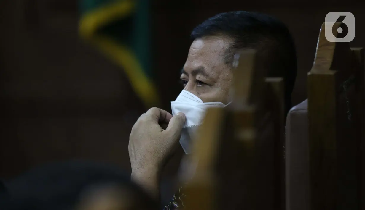 Pengusaha Tommy Sumardi, terdakwa perantara suap penghapusan nama Djoko Tjandra dari red notice saat menjalani sidang lanjutan di Pengadilan Tipikor, Jakarta, Selasa (24/11/2020). Sidang mendengar keterangan saksi, salah satunya Irjen (Pol) Napoleon Bonaparte. (Liputan6.com/Helmi Fithriansyah)