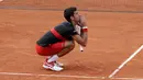 Reaksi petenis Serbia, Novak Djokovic saat melawan petenis Italia Marco Cecchinato pada perempatfinal Prancis Terbuka 2018 di stadion Roland Garros, Selasa (5/6). Djokovic dikalahkan petenis non-unggulan dalam duel empat set. (AP/Alessandra Tarantino)
