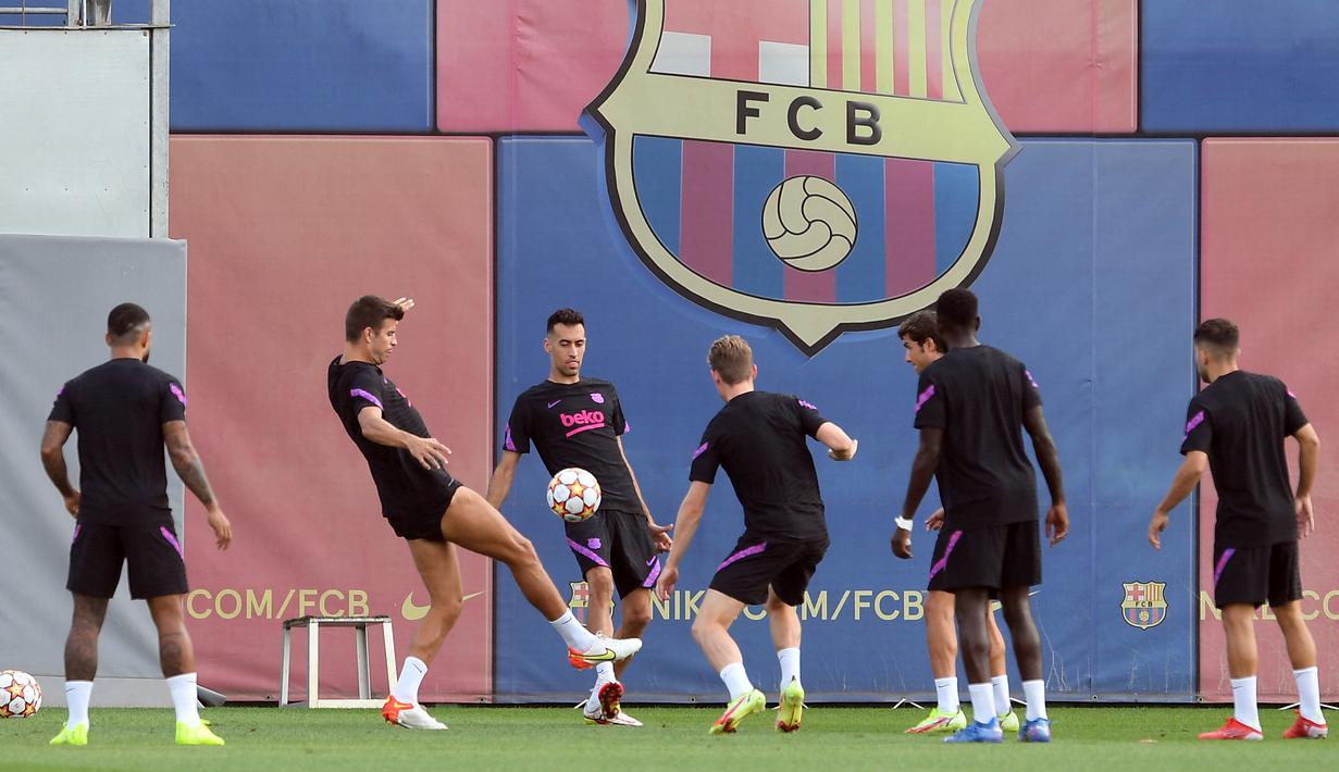 Para pemain Barcelona menghadiri sesi latihan di tempat latihan Joan Gamper di Sant Joan Despi, Senin (13/9/2021). Barcelona akan berhadapan dengan Bayern Munchen di Camp Nou pada matchday pertama grup E Liga Champions 2021/2022, Rabu dini hari 15 September 2021. (Josep LAGO/AFP)