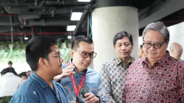 Menko Bidang Perekonomian Airlangga Hartarto dalam kunjungan monitoring pelaksanaan Program Pemagangan Lulusan Perguruan Tinggi di EMTEK Group (PT Elang Mahkota Teknologi) di SCTV Tower, Jakarta, Rabu (17/12/2025). (Foto: ekon.go.id)