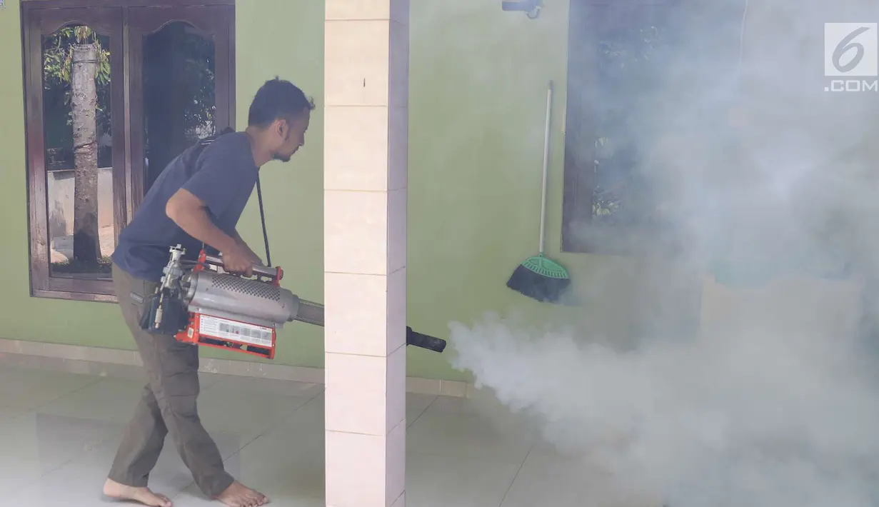 Warga melakukan pengasapan atau fogging di kawasan Kukusan, Depok, Jawa Barat, Senin (3/9). Pengasapan dilakukan guna mengurangi risiko penyakit demam berdarah akibat gigitan nyamuk aedes aegypti. (Liputan6.com/Immanuel Antonius)