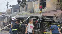 Ruko dua lantai di Jalan AW Syahranie Samarinda terbakar menyebabkan satu keluarga meninggal dunia. (foto: Abdul Jalil)