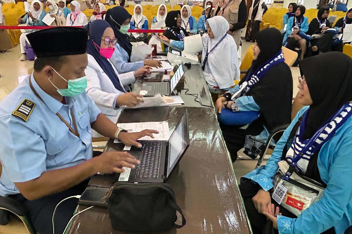 FOTO: Kloter Pertama Jemaah Haji Jakarta Mulai Masuki Asrama Pondok Gede