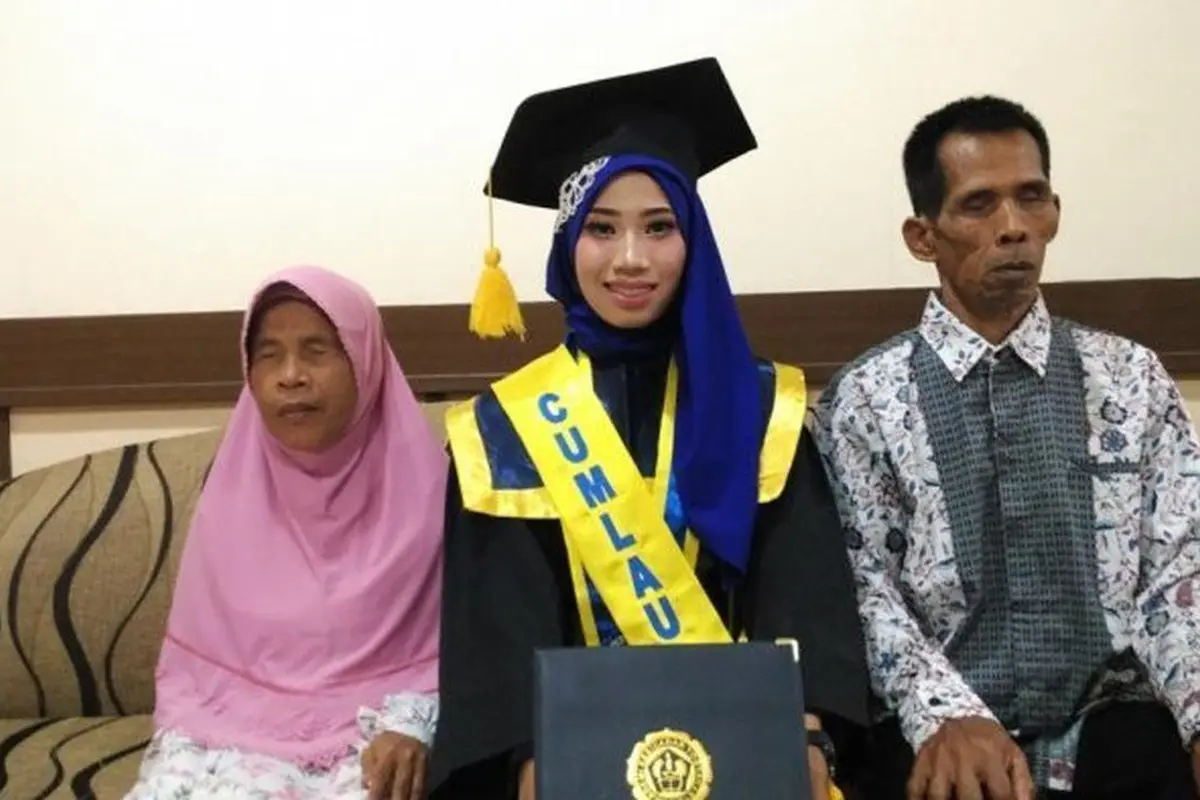 [Bintang] Cerita Haru Anak Tukang Pijat yang Berhasil Lulus Kuliah