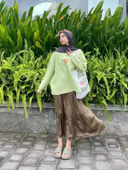 Bosan dengan celana? Bisa tiru gaya hijabers Adiva Selsa satu ini. kombinasikan sweatshirt warna hijau dengan ruffle skirt dan sandal slip on. Nyaman dan stylish! (Instagram/adiva.selsa).