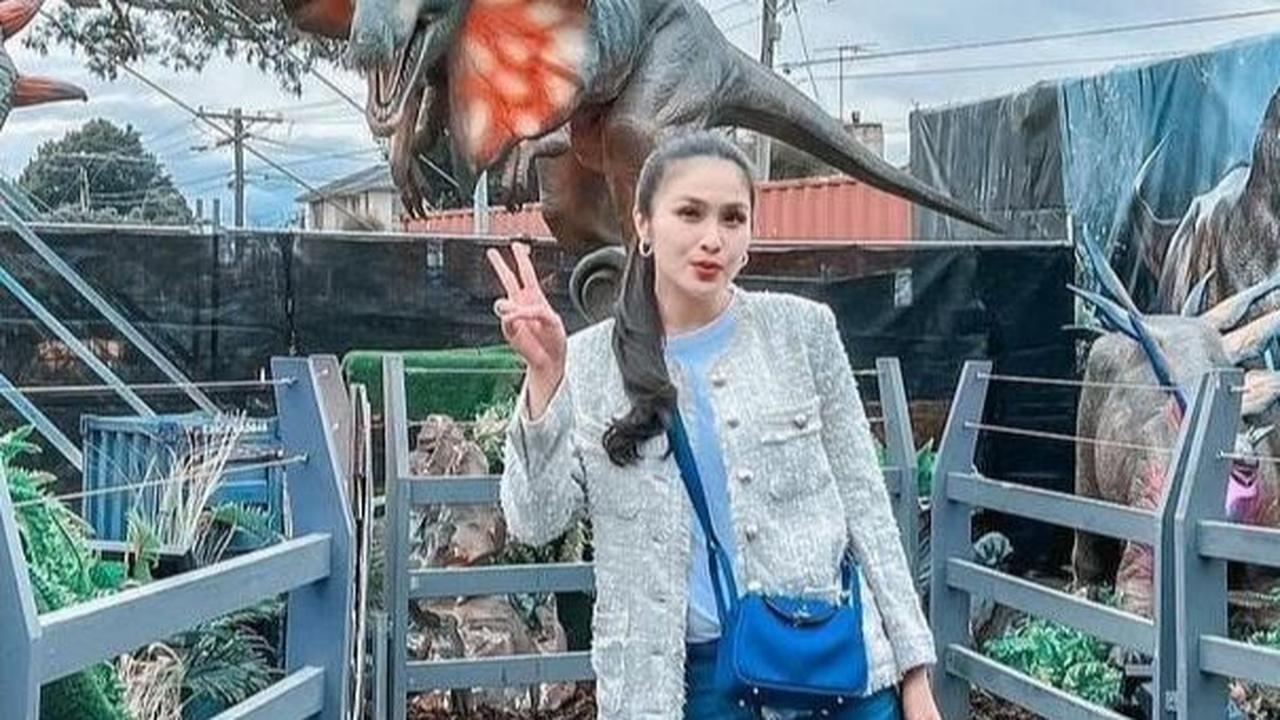 Ada banyak sekali foto-foto selama liburan yang dibagikan Sandra di akun instagramnya.
